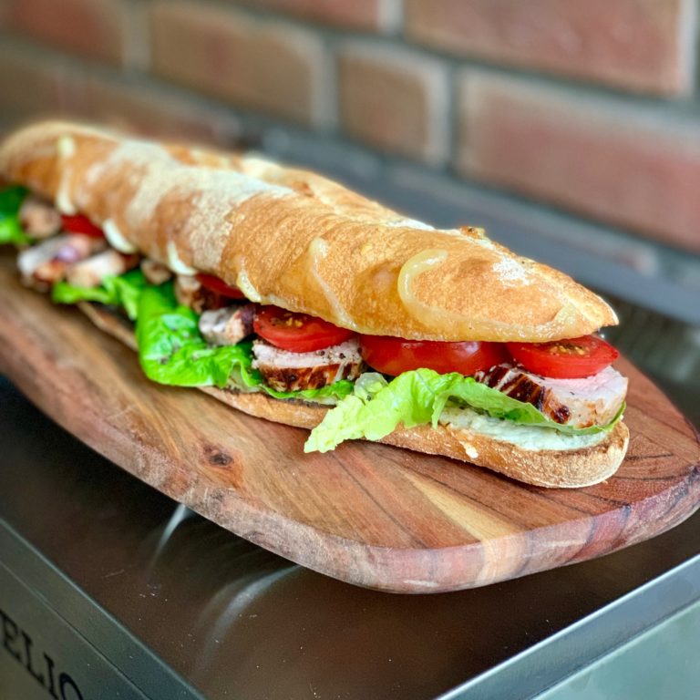 Baguette mit Schweinefilet, Emmentaler und Tomaten - Meateor