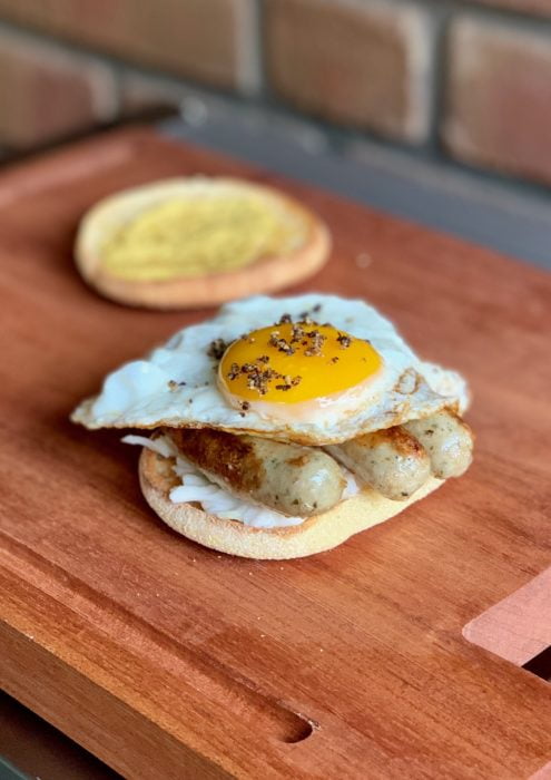 Frühstücksburger mit Nürnberger Würstchen und Spiegelei