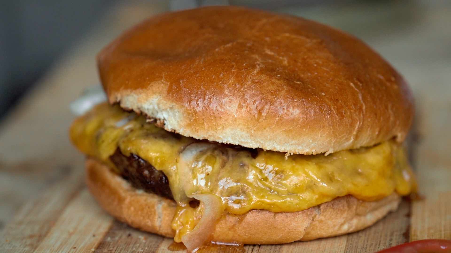 Rezept: Ein einfacher Cheeseburger - Meateor Helios