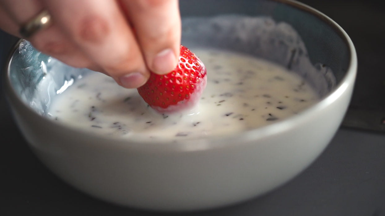 Gegrillte Erdbeeren mit Rosmarin-Gin-Joghurt