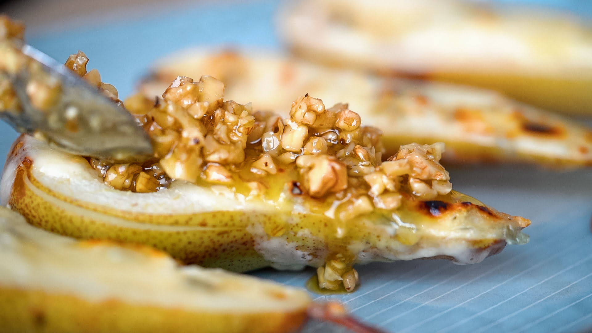Gegrillte Birne mit Gorgonzola und Walnuss