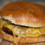 Einfacher Cheeseburger