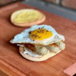 Frühstücksburger mit Nürnberger Würstchen und Spiegelei