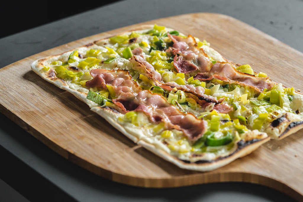 Flammkuchen mit Lauch und Bacon