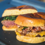 Cheeseburger mit Knoblauch-Spinat und Bacon