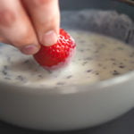 Gegrillte Erdbeeren mit Rosmarin-Gin-Joghurt