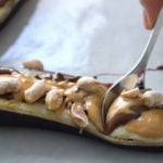 Gegrillte Banane mit Nuss-Nougat-Creme und Erdnussbutter
