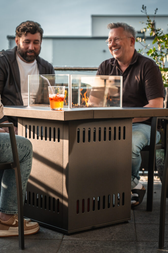 Feuertisch Gasgrill von Meateor Cube im Einsatz