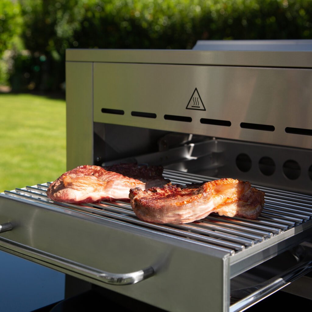 Fleisch auf dem Beef Maker Pro Oberhitzegrill von Meateor