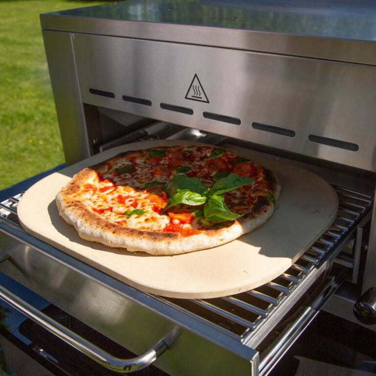Pizza mit dem Pizzastein im Beef Maker Pro Oberhitzegrill von Meateor