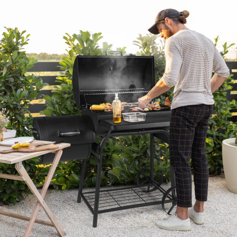 Meateor Smoker und Holzkohlegrill