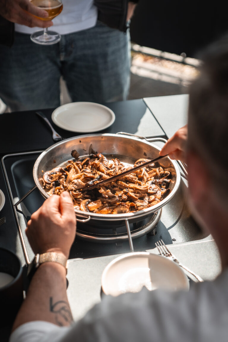 Gasgrill Feuertisch mit Grillaufsatz von Meateor