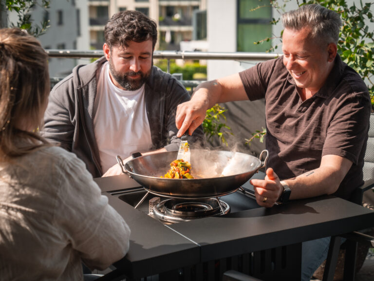 Grill Feuertisch von Meateor - Cube mit Wok Pfanne