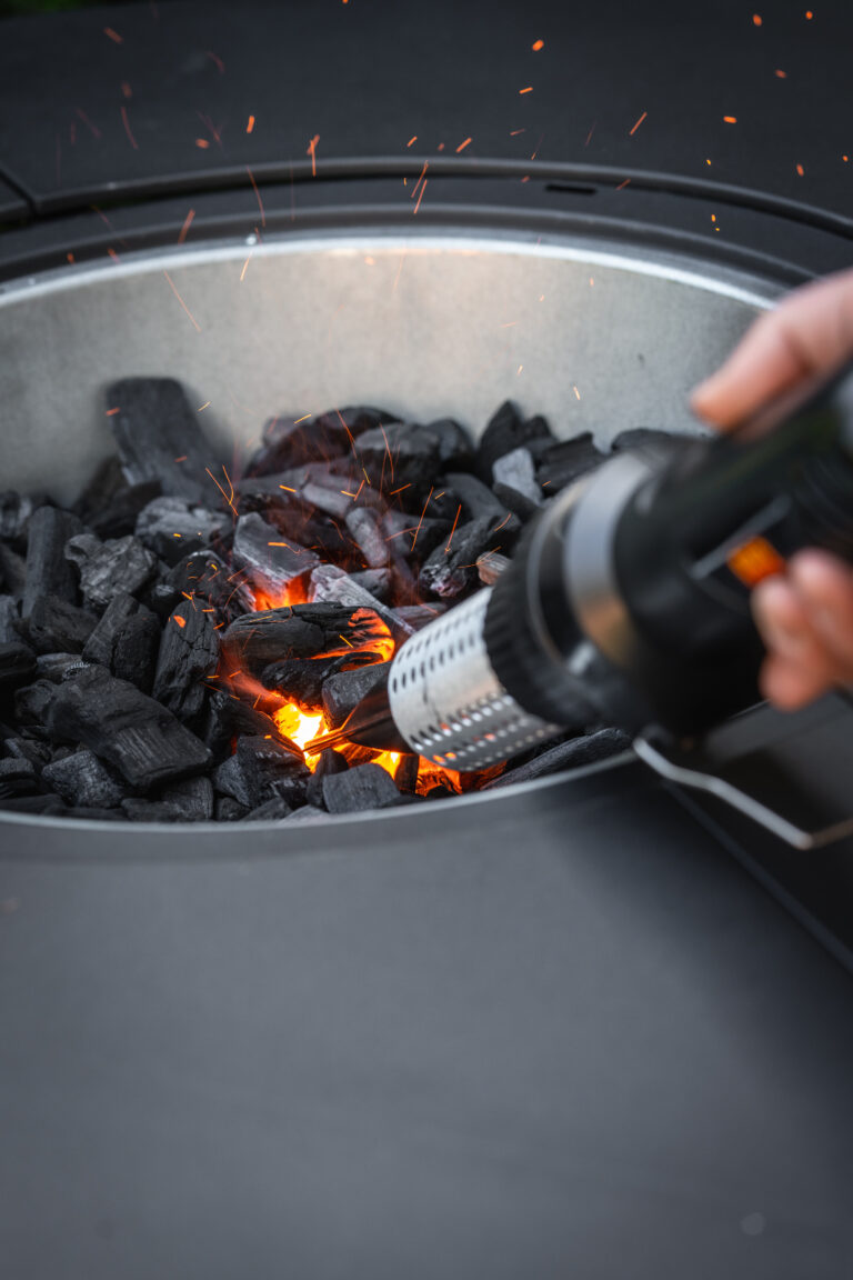 Kohleanzünder am Feuertisch und Kohlegrill von Meateor