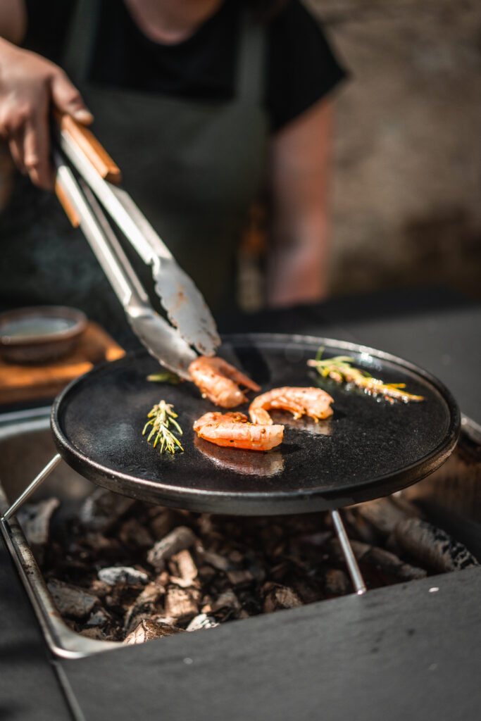 Shrimps vom Kohlegrill Feuertisch von Meateor