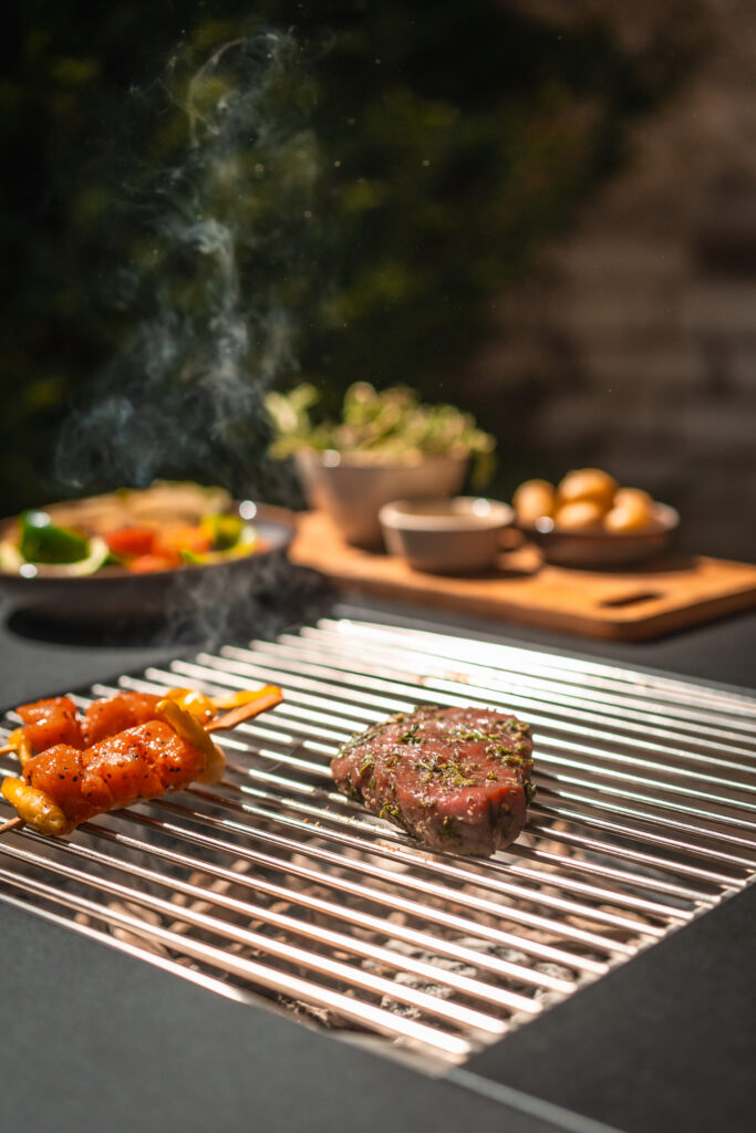 Steak und Fleischspieße auf Meateor Feuertisch und Kohlegrill