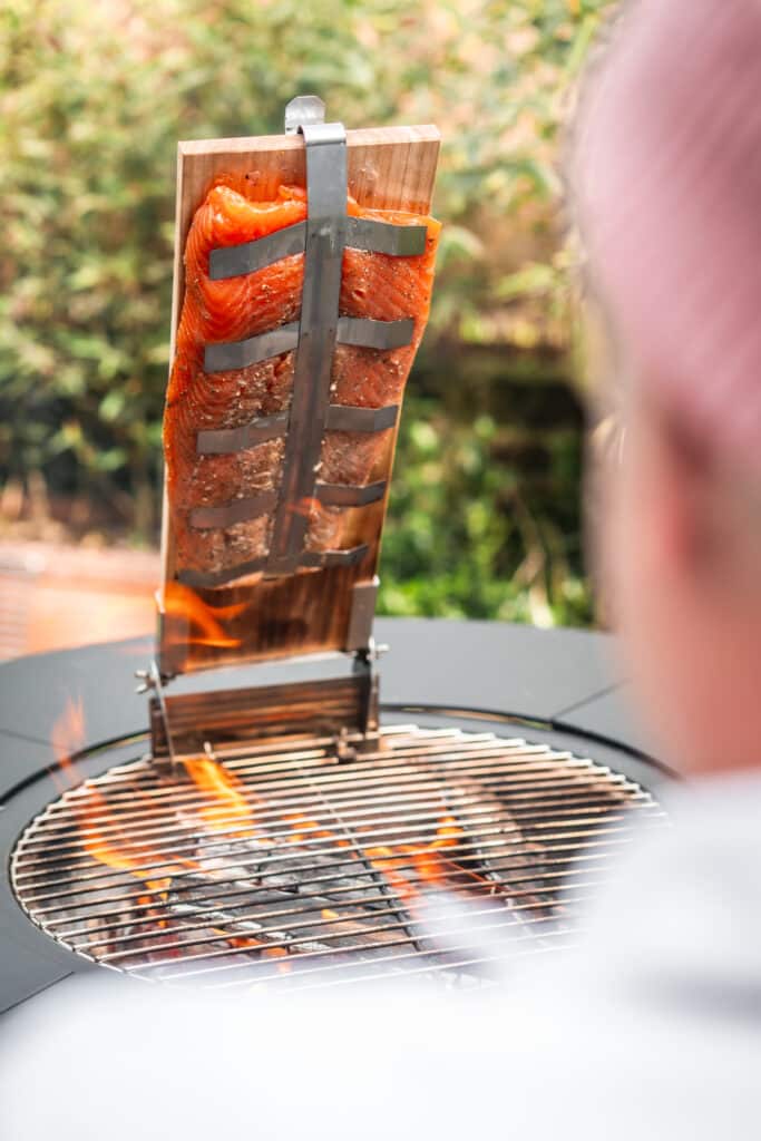 Lachsplanke für Feuertisch und Kohlegrill von Meateor