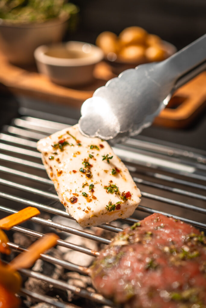 Grillkäse auf Meateor Kohlegrill und Feuertisch