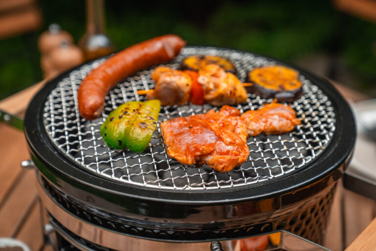 Shichirin Keramikgrill mit Schaschlikspie, Wurst und Gemüse