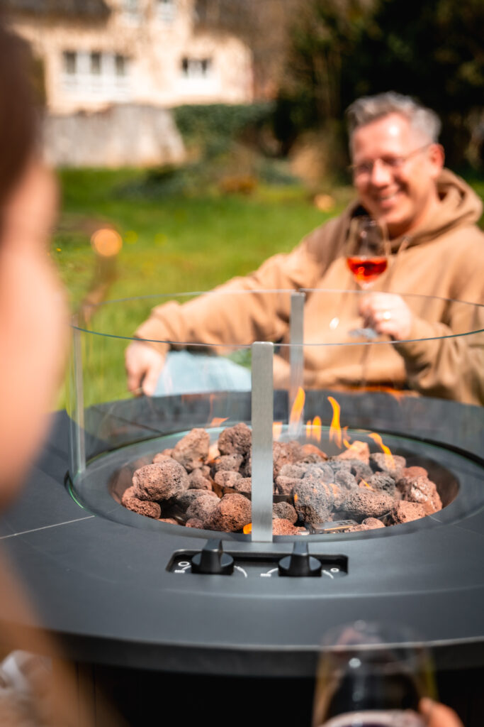 Weinglas - Feuertisch und Kohlegrill von Meateor