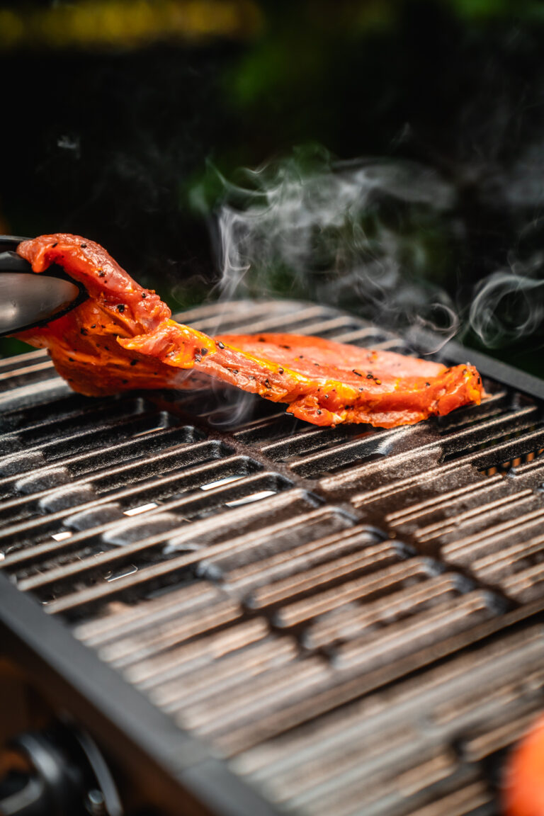 Faltbarer Gasgrill von Meateor mit Grillfleisch