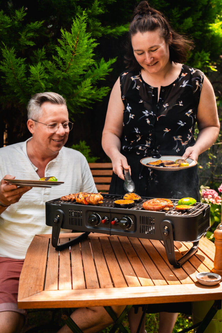 Faltbarer Gasgrill von Meateor beim Grillabend