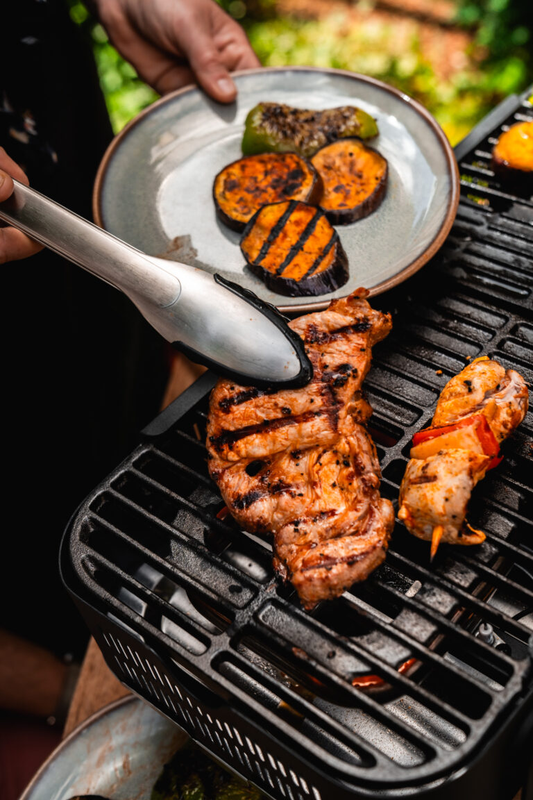 Grillfleisch auf faltbaren Gasgrill von Meateor