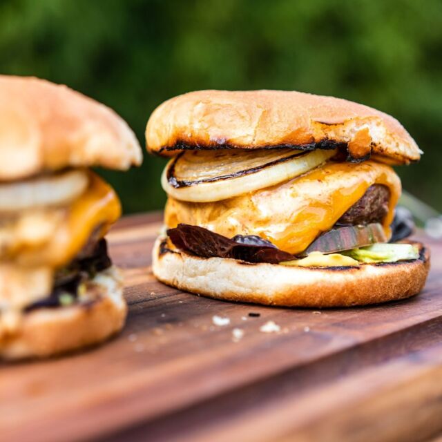 Oh my gosh! Die Chili-Cheese-Burger von Grillweltmeister @oliver_sievers sehen einfach unglaublich gut aus!😍⁠
⁠
Zubereitet hat Olli die Burger auf der Plancha auf unserem faltbaren Gasgrill. Bei dem Anblick kriegt man sofort Hunger!⁠
⁠
Ist eine unserer Schöpfungen schon bei dir eingezogen? Lass es uns wissen und poste dein Foto oder Video mit @meateor.de und #meateor und schon wissen wir Bescheid, dass du ein Teil unserer Community bist.⁠
⁠
#meateor #gönndir #burger #cheeseburger #grillen