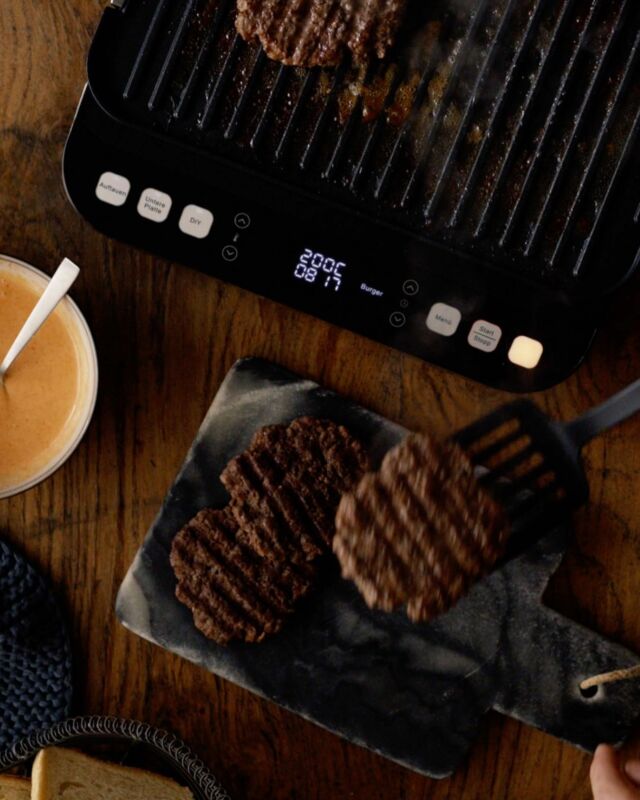 BurgerPatties 🍔Sehen sie nicht köstlich aus?Die Rindfleisch Patties haben wir auf unserem Tisch- und Kontaktgrill perfekt gegrillt.Ist eine unserer Schöpfungen schon bei dir eingezogen? Lass es uns wissen und poste dein Foto oder Video mit @meateor.de und #meateor und schon wissen wir Bescheid, dass du ein Teil unserer Community bist.⁠
⁠
#meateor #grill #tischgrill  #bbq #burger #burgerlover #gönndir
