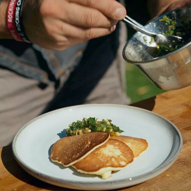 Leckere Apfel-Blinis mit MinzpestoDarf es heute mal süß sein? Dann sind die Apfel-Blinis 🍏 nach dem Rezept vom Starkoch @ralfjakumeit genau das Richtige.Mit wenigen Zutaten zaubert er ein tolles Dessert auf unserem Meateor Plancha Gasgrill.Nicht nur die Apfelstückchen spielen hier eine große Rolle, sondern auch das süße Minzpesto.
Schaut Euch gerne dazu das Rezeptvideo auf unserem YouTube-KanalIst eine unserer Schöpfungen schon bei dir eingezogen? Lass es uns wissen und poste dein Foto oder Video mit @meateor.de und #meateor und schon wissen wir Bescheid, dass du ein Teil unserer Community bist.⁠
⁠
#meateor #dessert #lecker #gönndir #rezept #youtube