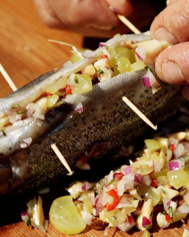 Passend zum Freitag gibt es heute gefüllte Forelle 🎣Der Starkoch @ralfjakumeit zeigt Euch in unserem Rezeptvideo auf unserem YouTube-Kanal wie lecker diese gehüllte Forelle zubereitet wird.Diese leckere Füllung aus roten Zwiebeln, Weintrauben, Pilzen, Chili und Knoblauch eine mega Kombination und wurde mit Bratkartoffeln als Beilage zu einem tollen Fisch-Gericht.Gegrillt auf dem Meateor Shichirin-Grill.Ist eine unserer Schöpfungen schon bei dir eingezogen? Lass es uns wissen und poste dein Foto oder Video mit @meateor.de und #meateor und schon wissen wir Bescheid, dass du ein Teil unserer Community bist.⁠
⁠
#meateor #fisch #grillen #genuss #gönndir