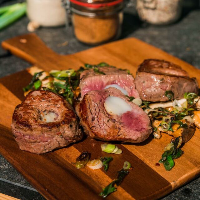 Ossobucco DeluxeBei diesem tollen Rezept von @ralfjakumeit wird die Kalbshaxe eben mal zum Rinderfilet und der Knochen zur Jakobsmuschel 🤩Zusammen mit Kräuterseitlingen grillt er alles auf der MEATEOR Gasgrill Plancha.Dieses Gericht wird Euch umhauen! Schaut Euch gerne das Rezeptvideo auf YouTube an.Oder noch besser: abonniert unseren Kanal MEATEOR auf YouTube und verpasst keine neuen Videos.Ist eine unserer Schöpfungen schon bei dir eingezogen? Lass es uns wissen und poste dein Foto oder Video mit @meateor.de und #meateor und schon wissen wir Bescheid, dass du ein Teil unserer Community bist.⁠#meateor #grillen #ossobuco #deluxe #gönndir #bbq