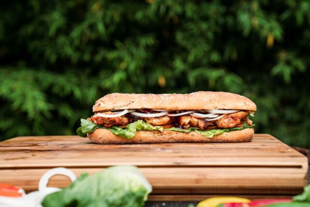 Chicken Sandwich 🥖Dieses leckere Chicken Sandwich hat der Grillweltmeister @oliver_sievers auf unserem MEATEOR Öko Einweggrill gezaubert.Der Grill ist schnell zusammen gebaut, lässt sich super mitnehmen und hat Power. So kann der Frühling kommen und damit gemütliche Stunden beim Picknick 🤩Schaut Euch auch das Rezeptvideo auf YouTube an. Dieses Sandwich mit Pollo Fino 🐓 ist ein Traum.Oder noch besser: abonniert unseren Kanal MEATEOR auf YouTube und verpasst keine neuen Videos.Ist eine unserer Schöpfungen schon bei dir eingezogen? Lass es uns wissen und poste dein Foto oder Video mit @meateor.de und #meateor und schon wissen wir Bescheid, dass du ein Teil unserer Community bist.⁠#meateor #lecker #bbq #frühling #picknick #grill #gönndir