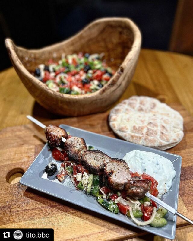 #Repost @tito.bbq
・・・
Griechisch marinierte Schweinefiletspieße von @tellermitte.de mit Bauernsalat und FladenbrotDie Spieße haben wir nach dem Rezept unserer Freunde von @wildboar.bbq gemacht. Das Filet wir nur mit guten Olivenöl, Zitronensaft und Oregano mariniert. Dann kommen die Spieße auf den Mangal Grill von @meateor.deSchaut mal bei @tellermitte.de vorbei diese herrlichen Iberico Schweinefilet sind gerade im Angebot der WocheUnsere Empfehlung kauft nachhaltige Holzkohle von @profagus.de#spieße #filet #filetmini #schaschlik #schaschlikspiesse #mangal #mangalgrill #meateor #pork #schwein #grillen #bbq #greece #griechenland #greecefood #foodporn #food #foodblog