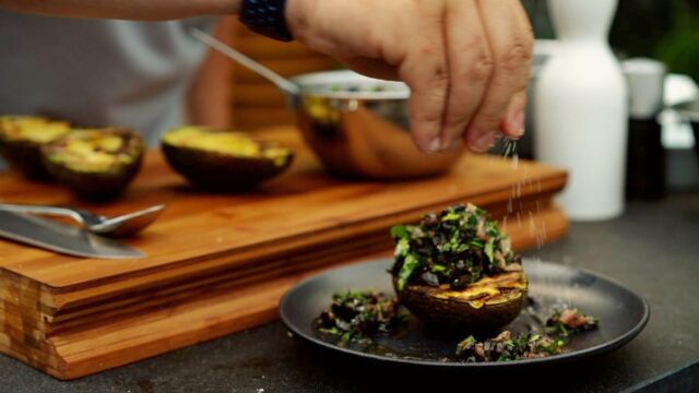 Gefüllte Avocado 🥑
Wer hat das schon probiert? Wer Avocados liebt, wird dieses Rezept lieben.Hier hat der Grillweltmeister @bbqklaisbreining die Avocado nach dem Grillen mit Sardellen, eingelegten Oliven, Koriander, Petersilie und etwas Chili gefüllt.Wie genau er das angestellt hat, sehr Ihr auf dem MEATEOR YouTube Kanal.Oder abonniert unseren Kanal und verpasst keine neuen Videos mehr.Ist eine unserer Schöpfungen schon bei dir eingezogen? Lass es uns wissen und poste dein Foto oder Video mit @meateor.de und #meateor und schon wissen wir Bescheid, dass du ein Teil unserer Community bist.⁠#meateor #cube #grill #genuss #schnellerezepte #gönndir