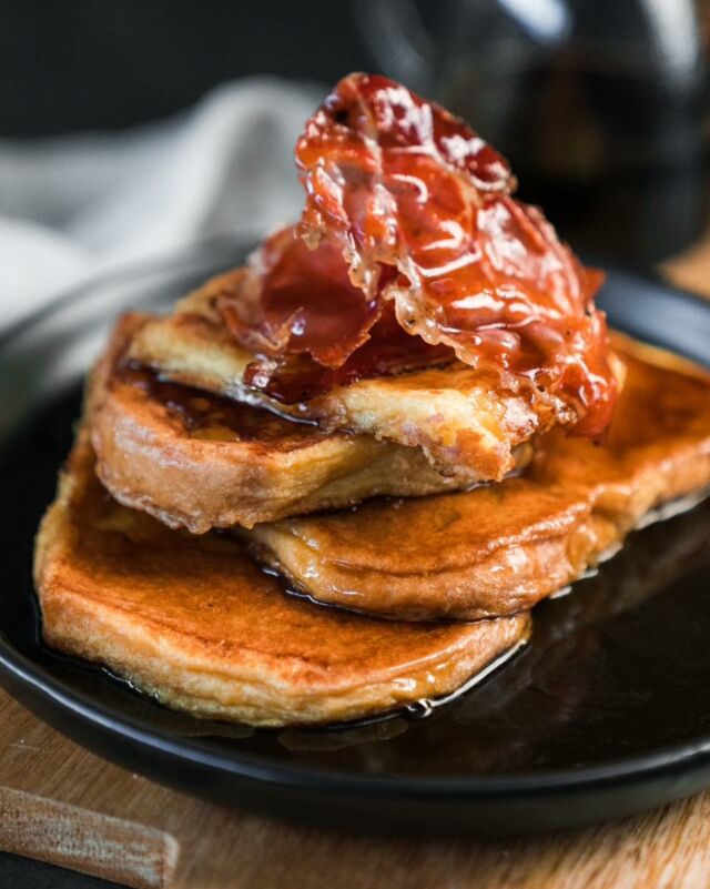 Auf einen Sonntag French Toast mit Bacon?
YES 🔥Wer es gerne herzhaft mag, sollte dies unbedingt probieren. Für uns war es eine Geschmacksexplosion 💣Zubereitet haben wir diesen French Toast auf dem MEATEOR Tisch- und Kontaktgrill. Schaut Euch gerne das Video auf YouTube an.Oder abonniert unseren Kanal und verpasst keine neuen Rezeptvideos mehr.Ist eine unserer Schöpfungen schon bei dir eingezogen? Lass es uns wissen und poste dein Foto oder Video mit @meateor.de und #meateor und schon wissen wir Bescheid, dass du ein Teil unserer Community bist.⁠#meateor #frenchtoast #bacon #grill #frühstück #perfektertag #gönndir