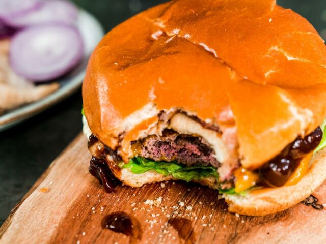 Wildburger 🍔 mit Zwetschgen-BBQ-Sauce
Wer mag einen Biss abhaben?Burger gehen doch eigentlich immer. Und dieser ist mit Pilzen, Wildpatty und feinster Zwetschgen-BBQ-Sauce auf dem MEATEOR Tisch- und Kontaktgrill gezaubert worden.Schaut Euch gerne das Rezeptvideo auf YouTube an. Oder abonniert einfach unseren Kanal und verpasst keine neuen Videos mehr.Ist eine unserer Schöpfungen schon bei dir eingezogen? Lass es uns wissen und poste dein Foto oder Video mit @meateor.de und #meateor und schon wissen wir Bescheid, dass du ein Teil unserer Community bist.⁠# #meateor #burger #burgerlover #grill #gönndir #weekendvibes