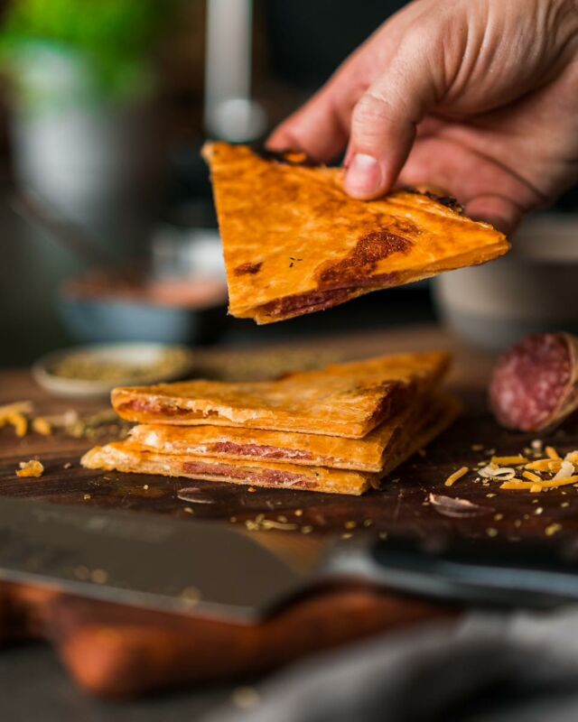 Schneller Pizzasnack 🍕 aus Blätterteig„Hoch die Hände, Wochenende“ … und wie wäre es da mit einem schnellen Snack? Evtl. für einen Filmeabend auf dem Sofa oder einfach für zwischendurch.Nehmt Blätterteig, rührt eine Soße an und belegt nach Belieben. Wie wir das auf dem MEATEOR Tisch- und Kontaktgrill zubereitet haben, könnt Ihr gerne bei Meateor auf YouTube sehen.Oder abonniert einfach unseren Kanal und verpasst keine neuen Rezeptvideos mehr.Ist eine unserer Schöpfungen schon bei dir eingezogen? Lass es uns wissen und poste dein Foto oder Video mit @meateor.de und #meateor und schon wissen wir Bescheid, dass du ein Teil unserer Community bist.⁠# #meateor #pizza #snack #snacktime #schnellerezepte #sofatime #gönndir