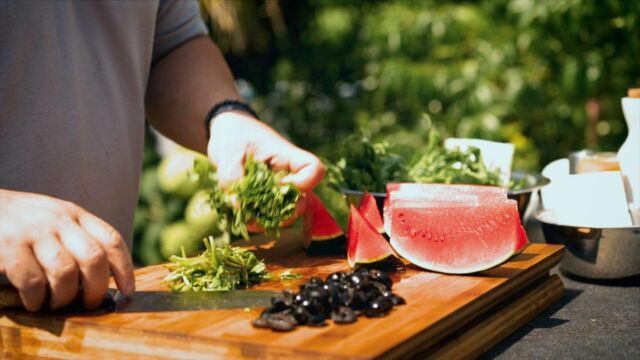 YEAH - Sommerzeit ⏱
& wie wäre es da direkt mit einem Melonen 🍉 Salat vom Grill?In unserem Rezeptvideo auf YouTube erklärt unser Grill-Champion @@bbqklausbreinig nicht nur was zu unserem MEATEOR Cube Kohlegrill, sondern grillt darauf mit wenigen Zutaten einen fruchtigen Melonensalat 😃Ihr braucht, grüne oder schwarze Oliven, etwas Feta, ein paar Pinienkerne, Honig, Salz, Pfeffer und natürlich auch eine Melone.Schaut Euch gerne das Rezeptvideo auf YouTube an. Oder abonniert einfach unseren Kanal und verpasst keine neuen Videos mehr.Ist eine unserer Schöpfungen schon bei dir eingezogen? Lass es uns wissen und poste dein Foto oder Video mit @meateor.de und #meateor und schon wissen wir Bescheid, dass du ein Teil unserer Community bist.⁠#meateor #bbq #sommer #schnellerezepte #zeitmitfreunden #grillen #gönndir