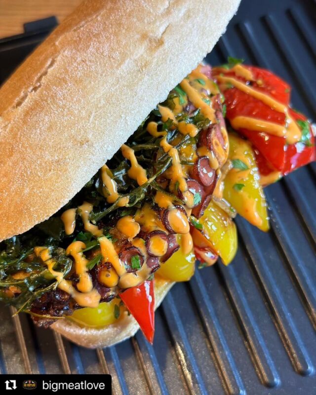 Bei wem gibt es freitags auch gerne Fisch❓Hier eine Idee für morgen -> schaut Euch dieses leckere Panini von @bigmeatlove an.Pulpo 🐙, Grillgemüse, frittierter Rucola und on top eine Chlili-Mayo. Das Rezept dazu findet Ihr auf seinem Blog.Gegrillt wurde dieses grandiose Panini auf dem MEATEOR Tisch- und Kontaktgrill.Ist eine unserer Schöpfungen schon bei dir eingezogen? Lass es uns wissen und poste dein Foto oder Video mit @meateor.de und #meateor und schon wissen wir Bescheid, dass du ein Teil unserer Community bist.⁠#meateor #pulpo #mar #grill #glnndir #fischfreitag