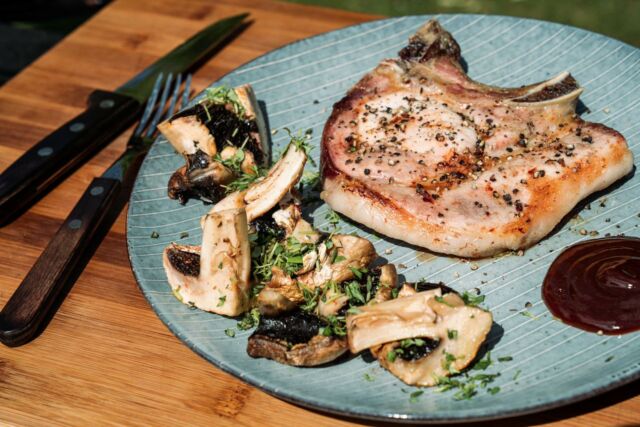 Habt Ihr schon das Rezeptvideo der leckeren Koteletts mit Champignons, gegrillt vom Grillweltmeiszer @oliver_sievers, auf unserem YouTube Kanal entdeckt?Und gegrillt wurde auf dem MEATEOR ÖKO 🌱 Einweggrill. Bei diesem ist die Verpackung zu 100% recyclebar und der Grill ökologisch verwertbar.
Startklar in 10 Minuten und mehr Power als Du denkst.Abonniert doch auch gerne MEATEOR auf YouTube und verpasst keine neuen Videos mehr.Ist eine unserer Schöpfungen schon bei dir eingezogen? Lass es uns wissen und poste dein Foto oder Video mit @meateor.de und #meateor und schon wissen wir Bescheid, dass du ein Teil unserer Community bist.⁠#meateor #bbq #grillen #sommer #picknick #zeitmitfreunden #gönndir