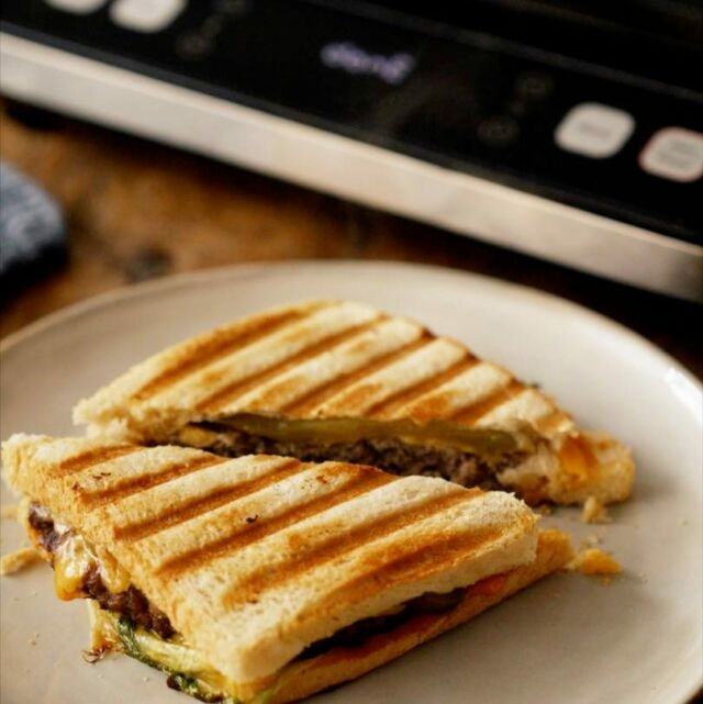 Was ein toller Snack:
das BigMeateor Sandwich 🥪Ok, wir geben zu, dieses köstliche Sandwich haben wir uns etwas von einem der beliebtesten Burger abgeguckt.Aber wer kann da auch widerstehen⁉️Während die Rindfleisch Patties auf dem MEATEOR Tisch- und Kontaktgrill vor sich hin bruzzeln, haben wir die übrigen Zutaten für diesen saftigen Burger vorbereitet.Die Soße haben wir selbst zusammen gemischt, dazu kamen: Cheddar, Tomate, Salat und natürlich  durften Gewürzgurken nicht fehlen.
Die fertigen Sandwiches nochmal kurz auf den Kontaktgrill. Fertig ✅ & #gönndirDas Rezeptvideo findet Ihr auch auf unserem Meateor Kanal auf YouTube 😉Ist eine unserer Schöpfungen schon bei dir eingezogen? Lass es uns wissen und poste dein Foto oder Video mit @meateor.de und #meateor und schon wissen wir Bescheid, dass du ein Teil unserer Community bist.⁠#meateor #lecker #schnellerezepte #sandwich #bigmac  #grill