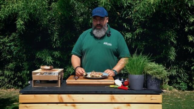 Kotelett mit Champignons
-> auf dem MEATEOR ÖKO 🌱 Einweggrill zubereitetDieses absolut leckere Gericht wurde vom Grillweltmeister @oliver_sievers zubereitet und ihr findet das neue Rezeptvideo auf unserem Kanal MEATEOR auf YouTube.Oder abonniert dort gerne MEATEOR und verpasst keine neuen Videos mehr.Ist eine unserer Schöpfungen schon bei dir eingezogen? Lass es uns wissen und poste dein Foto oder Video mit @meateor.de und #meateor und schon wissen wir Bescheid, dass du ein Teil unserer Community bist.⁠#meateor #grill #bbq #öko #picknick #gönndir