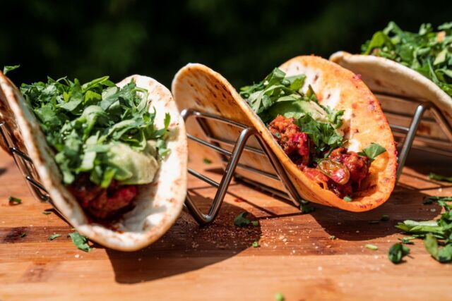 TACO 🌮 … time!Hier hat der Grillweltmeister @oliver_sievers diese wunderbaren Tacos mit Ayvar Hackfüllung auf dem MEATEOR Plancha Grill zubereitet.Wer hat Lust auf diese Geschmacksexplosion❓In dem Rezeptvideo auf unserem YouTube Kanal zeigt er nicht nur wie schnell und lecker sie mit wenigen Zutaten zubereitet werden, sondern auch wie unkompliziert die Plancha zusammengebaut wird 🤩Abonniert doch auch gerne unseren Kanal MEATEOR auf YouTube und verpasst keine neuen Videos mehr.Ist eine unserer Schöpfungen schon bei dir eingezogen? Lass es uns wissen und poste dein Foto oder Video mit @meateor.de und #meateor und schon wissen wir Bescheid, dass du ein Teil unserer Community bist.⁠#meateor #plancha #grill #taco #garten #lecker #schnellerezepte #gönndir