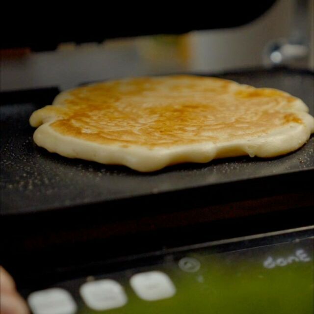 Wer hat schon mal Käse-Pfannkuchen probiert? 🧀Diese würzigen Käse-Pfannkuchen wurden mit Camembert und Cheddar auf unserem Tisch- und Kontaktgrill ratzfatz gebacken.Nehmt Euren liebsten Pfannkuchenteig, legt etwas Käse darauf und bedeckt das Ganze nochmals mit etwas Pfannkuchenteig. So entsteht ein leckerer, käsiger Kern 💥Schaut Euch gerne das Rezeptvideo dazu auch auf unserem MEATEOR YouTube-Kanal an.Und als Topping mit knusprigen Baconstreifen, waren sie ein Gedicht. Probiert es aus 🫠Ist eine unserer Schöpfungen schon bei dir eingezogen? Lass es uns wissen und poste dein Foto oder Video mit @meateor.de und #meateor und schon wissen wir Bescheid, dass du ein Teil unserer Community bist.⁠
⁠
#meateor #käse #Pfannkuchen #rezepte #einfacherezepte #gönndir