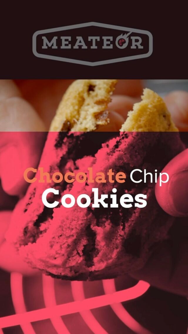 Wer liebt nicht Schokolade und Kekse? 🍪Da ist unser neues Rezeptvideo genau das Richtige. Diese Tropfenkekse sind super schnell gemacht und zergehen auf der Zunge. Diese haben wir auf unserem MEATEOR Tisch- und Kontaktgrill zubereitet.Hier das tolle Rezept für ca. 20 Stk.:Zutaten:
125 g Butter
150 g brauner Zucker
1 Ei L
200 g Weizenmehl Type 405
½ TL Salz
½ TL Backpulver
½ TL Natron
1 TL Vanilleextrakt
200 g Chocolate Chips (Vollmilch & Zartbitter gemischt)
Zubereitung:
Den Kontaktgrill mit der geriffelten Seite der Grillplatte auf 180 °C vorheizen.
In der Zwischenzeit alle Zutaten, bis auf die Chocolate Chips in einer Schüssel zu einem klebrigen Teig vermengen.
Zum Schluss noch die Chocolate Chips unterrühen.
Mit einem Eisportionierer jeweils 3-4 Portionen vom Teig auf die untere Grillplatte setzen, den Grill schließen und für 7 Minuten backen.
Die Cookies vorsichtig herausnehmen und auskühlen lassen. Aufpassen, denn sie sind jetzt noch sehr weich und härten erst beim Abkühlen aus.Chocolate Chip Cookies sind die klassischen US-Kekse: Mit viel Schokolade, knusprig am Rand und weich in der Mitte 😋Gönnt sie Euch!#meateor #cookies #cookiesofinstagram #rezepte #schnelleküche #forkids #gönndir