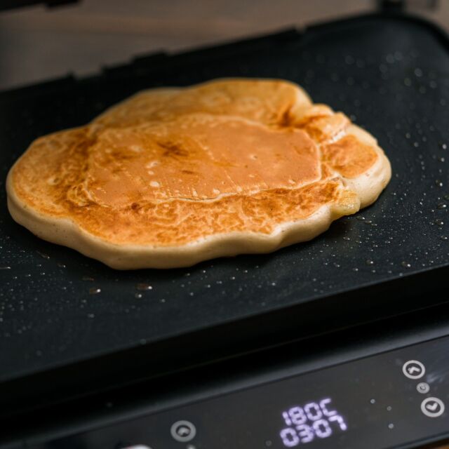Ihr habt doch sicher unser Rezept zum Käsepfannenkuchen schon gesehen 🥞Was gibt es bei euch freitags auf den Tisch❓ Habt ihr auch tolle Kindheitserinnerungen? Der Pfannkuchen war bei uns früher fast schon ein Ritual oder Hähnchen, oder Fisch 😁Und da es heute wie in strömen regnet, packen wir gerne unseren Tisch- und Kontaktgrill aus - perfecto!💥 Das Rezeptvideo dazu findet ihr auch auf unserem Meateor & Spicbude YouTube Kanal. Abonniert diesen gerne und verpasst keine neuen Videos und Tutorials 🎥Ist eine unserer Schöpfungen schon bei dir eingezogen? Lass es uns wissen und poste dein Foto oder Video mit @meateor.de und schon wissen wir Bescheid, dass du ein Teil unserer Community bist. 🤩#meateor #familytime #grillenmachtglücklich #bbq #rezepte #lecker #einfacherezepte #pfannkuchen #gönndir