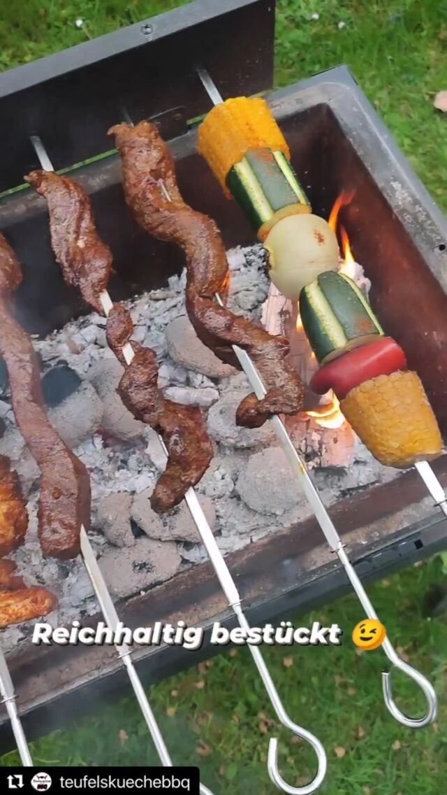 #Repost @teufelskuechebbq
・・・
Schönes Wetter? Dann flugs den kleinen Mangalgrill angeschmissen!
Jeder mit nem anderen Wunsch? Dann eben allerlei Spieße gemacht!
Kalbsbratwurst am Spieß 🌭
Chicken Wings 🍗
Flat Iron Köfte Style 🥩
Gemüsespieße 🌽
Total entspanntes grillen!Mangalgrill von @meateor.de
Kokosbriketts für ordentlich Hitze#bbq #germanbbq #grillen #grillenundchillen #bratwurst #feiertag #vegetarisch #flatironsteak #chickenwings