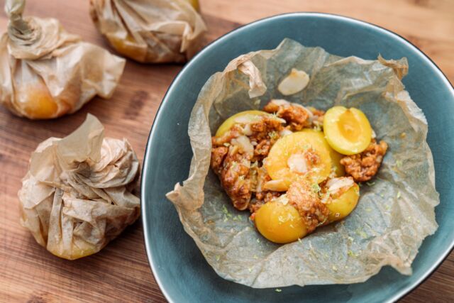 Da wir gestern schon was feines mit Frucht gezeigt haben, haben wir für euch heute nochmal ein fruchtiges Rezept 😃Der Grillwelmeister @bbqklausbreinig  hat ein köstliches Aprikosen Dessert auf unserem Ambiente Feuertisch Cube zubereitet. Die süßen Früchte harmonieren perfekt mit den Amaretti oder auch anderen Keksen 🍪💥 Abonniert gerne unseren Meateor & Spicebude YouTube Kanal und verpasst keine neuen Videos und Tutorials 🎥Der Link zu diesem Rezept findet ihr unter anderem hier:
https://www.youtube.com/watch?v=vCZeH8OA_XIIst eine unserer Schöpfungen schon bei dir eingezogen? Lass es uns wissen und poste dein Foto oder Video mit @meateor.de und schon wissen wir Bescheid, dass du ein Teil unserer Community bist. 🤩#meateor #snack #grill #schnellerezepte #gönndir