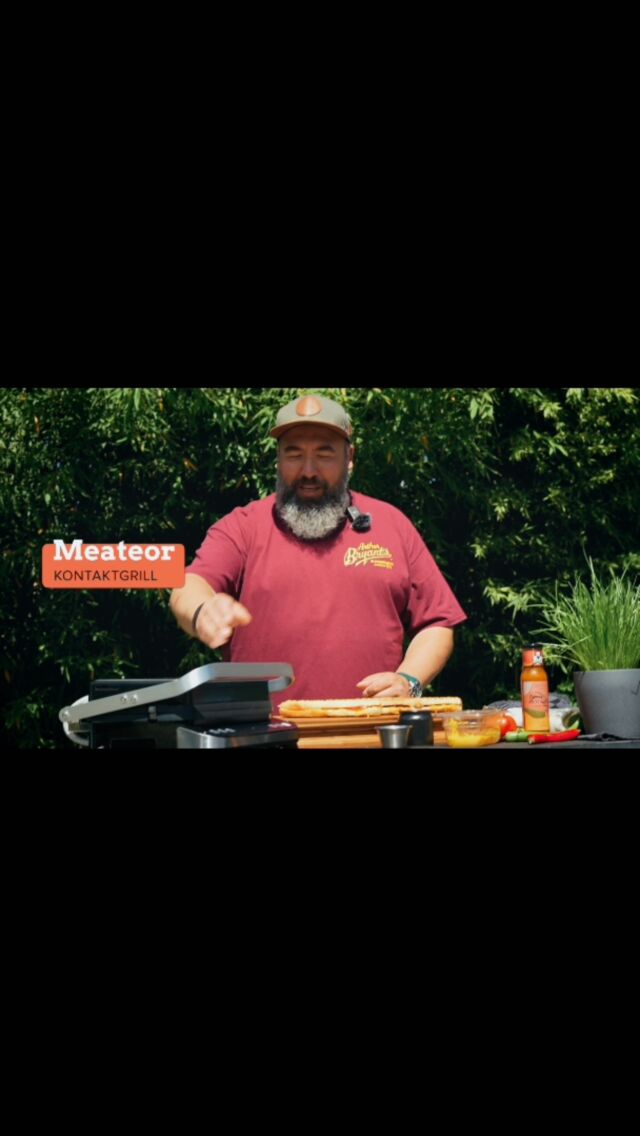 Wer liebt Bacon 🥓 genau so wie wir? Mit Bacon ist doch fast alles besser. Und wenn der Grillweltmeister @oliver_sievers ein tolles Rezept dazu raushaut. könnte man es direkt nach grillen 🤩Dieses hat er auf unserem Tisch- und Kontaktgrill zubereitet. Nicht nur der Bacon, sondern auch der Sandwich wird hier richtig schön kross 😋Ein toller Snack für eben mal zwischendurch oder abends auf der Terrasse, Garten, Sofa 😊💥 Abonniert auch gerne unseren Meateor & Spicebude YouTube Kanal und verpasst keine neuen Videos und Tutorials 🎥 Ist eine unserer Schöpfungen schon bei dir eingezogen? Lass es uns wissen und poste dein Foto oder Video mit @meateor.de und #meateor. Schon wissen wir Bescheid, dass du ein Teil unserer Community bist. 🤩#bbq #grill #grillen #schnellerezepte #sommer #outdoorküche #gönndir